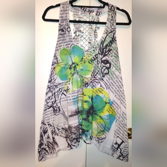 Gorgeous XL Rue 21 Butterfly Cut Tank W/ Lattice back & Floral Newspaper Design - Picture 1 of 10